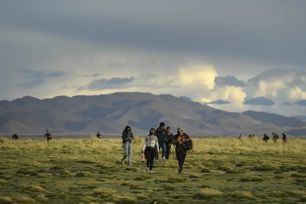 O‘z mamlakatidagi iqtisodiy qiyinchiliklardan qochib, Boliviyadan Chilining Kolchane shahriga kelayotgan muhojirlar.