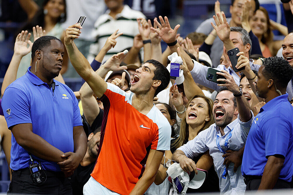 US Open’da sensatsion g‘alabani qo‘lga kiritgan Karlos Alkaras va unga tikilib turgan qo‘riqchi.
