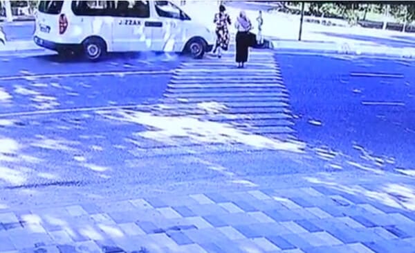 Jizzaxda tez yordam mashinasi 48 yoshli ayolni urib yubordi