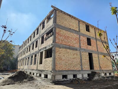 Самарқандда сифатсиз қурилаётган талабалар ётоқхонаси қурилиши тўхтатилди (видео)