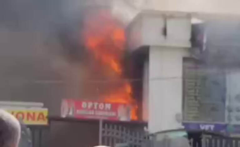 Jizzaxdagi bozor yaqinida ikki qavatli choyxona yonib ketdi (video) 